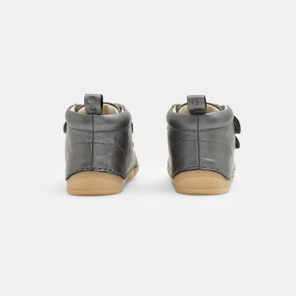 حذاء برقبة لامع للخطوات الأولى باللون الرمادي للفتيات الصغيرات